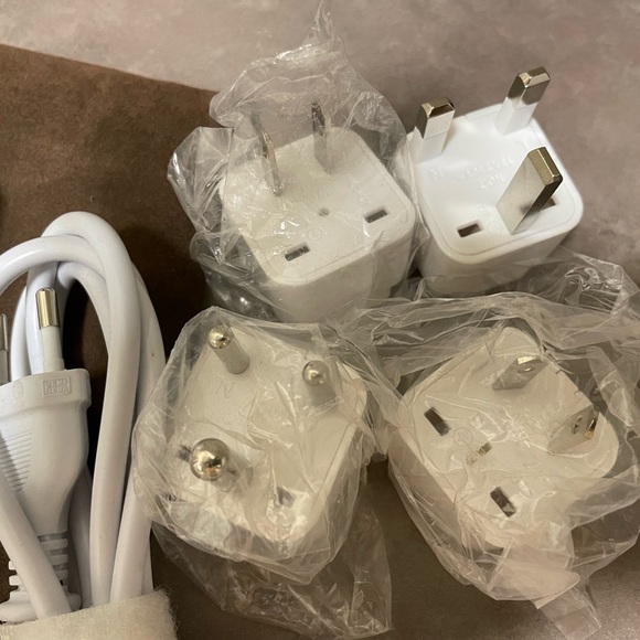 Adapter outlets from US compatible appliances to European and Asia outlets - Picture 4 of 5